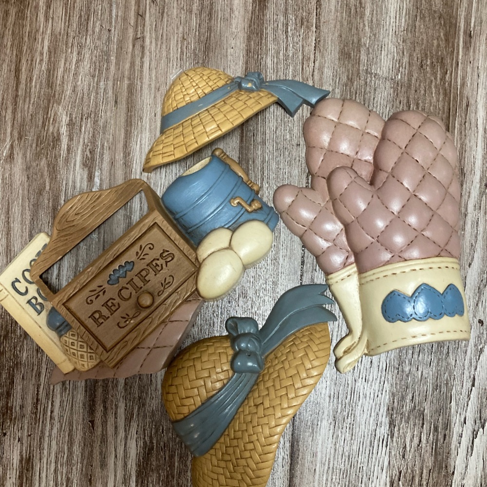 Vintage Burwood Mitt & recipe box Kitchen Wall Pocket Planter Decor and two hats